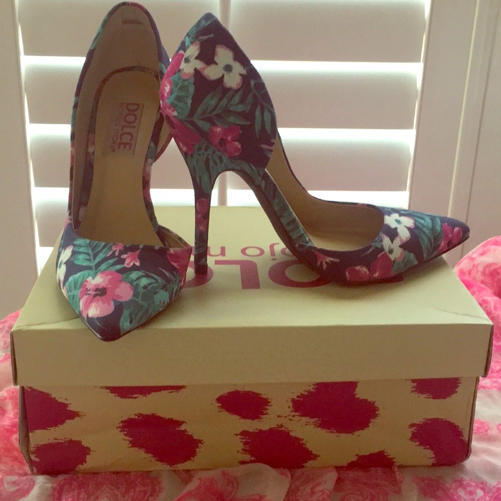 Super cute flower-pattern heels.